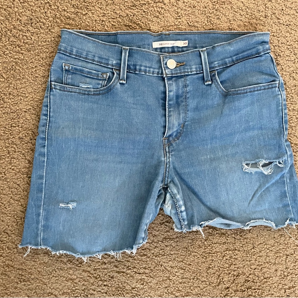 Levi’s cut off skinny jeans into shorts!